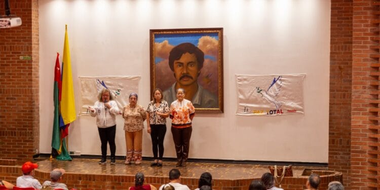 Directivos del SES acompañan a familiares y amigos en acto de reflexión en memoria de Isidro Caballero Delgado, dirigente sindical del magisterio quien fue víctima de desaparición forzada en 1989.