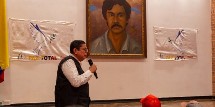 Directivos del SES acompañan a familiares y amigos en acto de reflexión en memoria de Isidro Caballero Delgado, dirigente sindical del magisterio quien fue víctima de desaparición forzada en 1989.