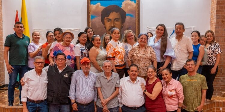 Directivos del SES acompañan a familiares y amigos en acto de reflexión en memoria de Isidro Caballero Delgado, dirigente sindical del magisterio quien fue víctima de desaparición forzada en 1989.