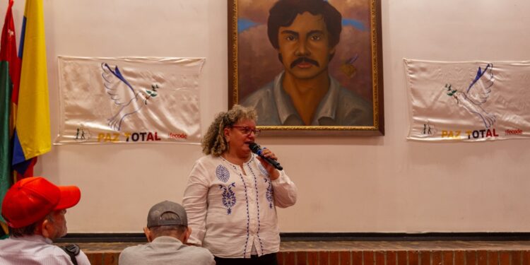 Directivos del SES acompañan a familiares y amigos en acto de reflexión en memoria de Isidro Caballero Delgado, dirigente sindical del magisterio quien fue víctima de desaparición forzada en 1989.