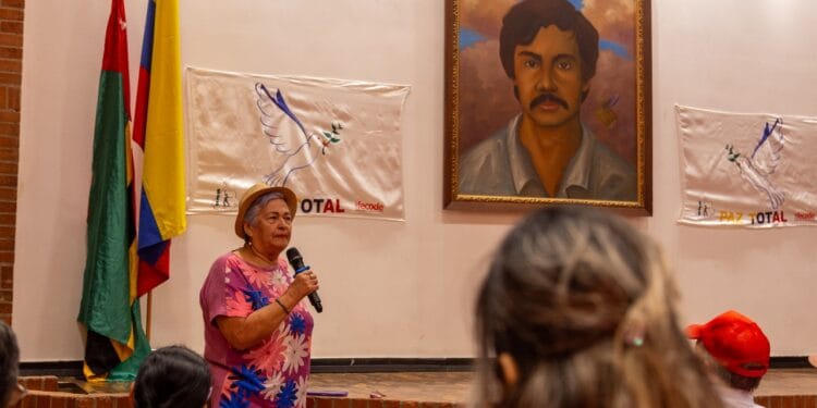 Directivos del SES acompañan a familiares y amigos en acto de reflexión en memoria de Isidro Caballero Delgado, dirigente sindical del magisterio quien fue víctima de desaparición forzada en 1989.