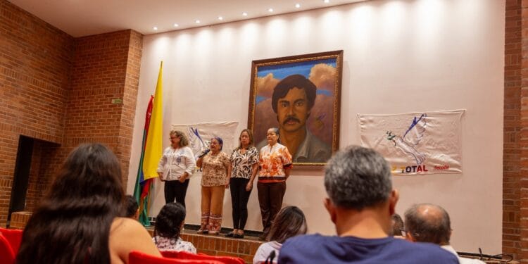 Directivos del SES acompañan a familiares y amigos en acto de reflexión en memoria de Isidro Caballero Delgado, dirigente sindical del magisterio quien fue víctima de desaparición forzada en 1989.