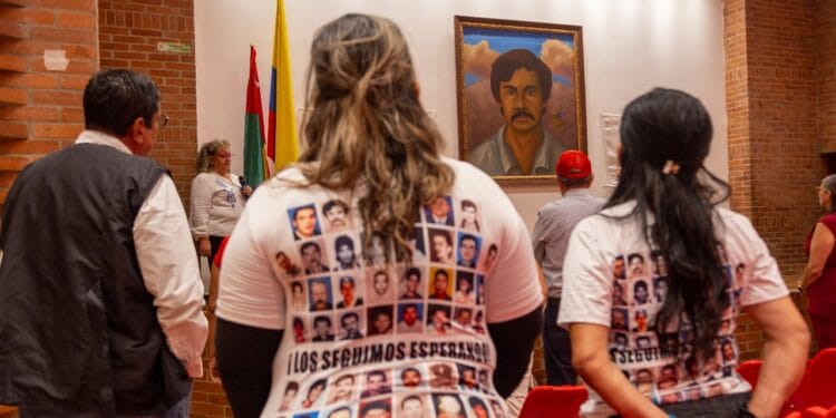 Directivos del SES acompañan a familiares y amigos en acto de reflexión en memoria de Isidro Caballero Delgado, dirigente sindical del magisterio quien fue víctima de desaparición forzada en 1989.