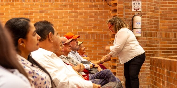 Directivos del SES acompañan a familiares y amigos en acto de reflexión en memoria de Isidro Caballero Delgado, dirigente sindical del magisterio quien fue víctima de desaparición forzada en 1989.