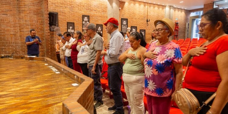 Directivos del SES acompañan a familiares y amigos en acto de reflexión en memoria de Isidro Caballero Delgado, dirigente sindical del magisterio quien fue víctima de desaparición forzada en 1989.