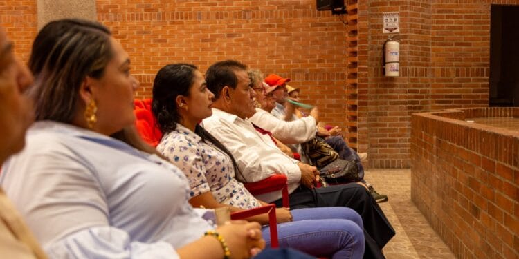 Directivos del SES acompañan a familiares y amigos en acto de reflexión en memoria de Isidro Caballero Delgado, dirigente sindical del magisterio quien fue víctima de desaparición forzada en 1989.