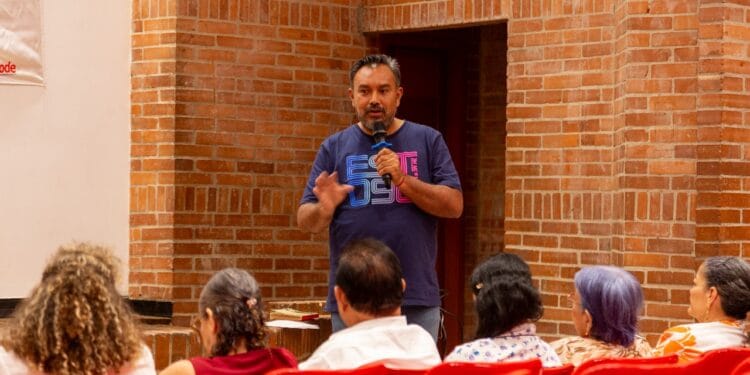 Directivos del SES acompañan a familiares y amigos en acto de reflexión en memoria de Isidro Caballero Delgado, dirigente sindical del magisterio quien fue víctima de desaparición forzada en 1989.