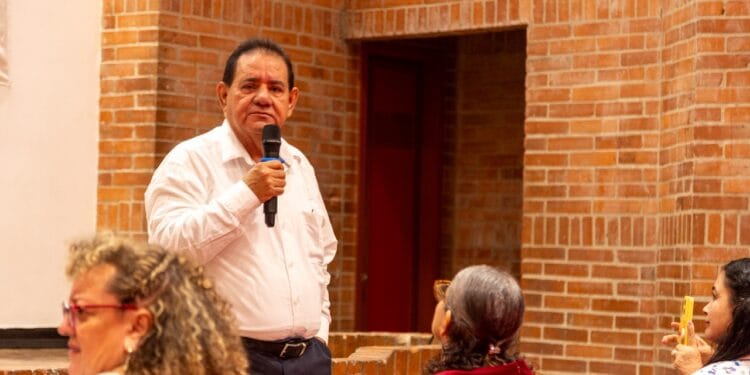 Directivos del SES acompañan a familiares y amigos en acto de reflexión en memoria de Isidro Caballero Delgado, dirigente sindical del magisterio quien fue víctima de desaparición forzada en 1989.