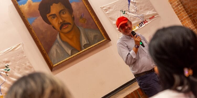 Directivos del SES acompañan a familiares y amigos en acto de reflexión en memoria de Isidro Caballero Delgado, dirigente sindical del magisterio quien fue víctima de desaparición forzada en 1989.