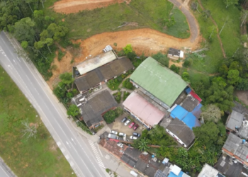 En el Colegio Portugal de Lebrija un muro podría desplomarse y generar una tragedia.