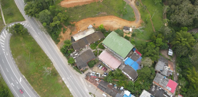 En el Colegio Portugal de Lebrija un muro podría desplomarse y generar una tragedia.