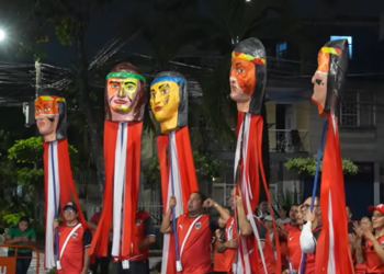 Con creatividad y alegría, el magisterio desfiló por las calles de Bucaramanga.