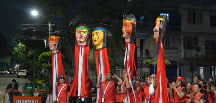 Con creatividad y alegría, el magisterio desfiló por las calles de Bucaramanga.