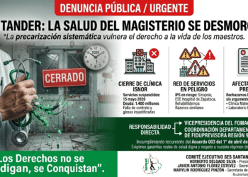 Una fotografía dramática de primer plano enfocada en un estetoscopio médico con la manguera visiblemente rota y deshilachada sobre una superficie fría y oscura. Al fondo, de manera borrosa pero reconocible, se aprecia la entrada de una clínica médica con un cartel rojo que dice claramente 'CERRADO'. La iluminación de la escena utiliza los tonos verdes institucionales del SES (#009241 y #006027) con alto contraste, evocando una sensación de crisis, abandono institucional y urgencia médica.