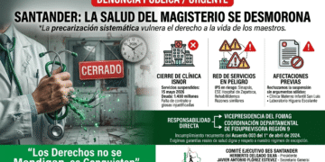 Una fotografía dramática de primer plano enfocada en un estetoscopio médico con la manguera visiblemente rota y deshilachada sobre una superficie fría y oscura. Al fondo, de manera borrosa pero reconocible, se aprecia la entrada de una clínica médica con un cartel rojo que dice claramente 'CERRADO'. La iluminación de la escena utiliza los tonos verdes institucionales del SES (#009241 y #006027) con alto contraste, evocando una sensación de crisis, abandono institucional y urgencia médica.